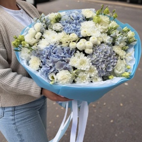 Букет "Голубые облака" из хризантемы, диантусов, Голландской гортензии, дельфиниума и эустомы в Раменском