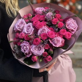 Букет "Малиновый вечер" из кустовых малиновых роз, вероники, лимониума и роз Меритим в Раменском