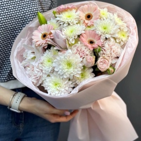 Букет "Дружба" из хризантемы, пионовидной лилии, гербер, диантусов и кустовых роз в Раменском