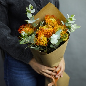 Букет "Гости из будущего" из 5 лейко и эвкалипта в Раменском