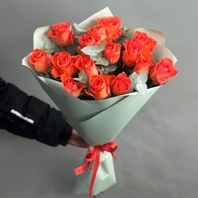 Букет из 15 морковных роз с эвкалиптом (50 см) в Раменском