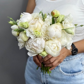 Свадебный букет из эустом и пионов в Раменском