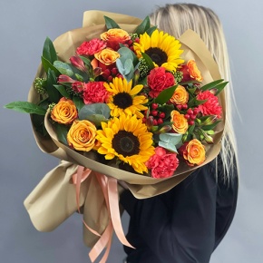 Букет "Ричи" из подсолнухов, альстромерий, гиперикума, роз, скиммии и диантусов в Раменском