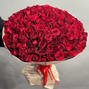Букет 101 красная роза Кения в крафте (50 см) в Раменском