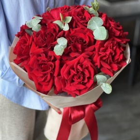 Букет "Красная пантера" из 13 роз Эквадор и эвкалипта в Раменском
