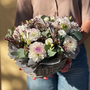 Композиция в корзине "Сюзи" из георгин, эустом и капса в Раменском