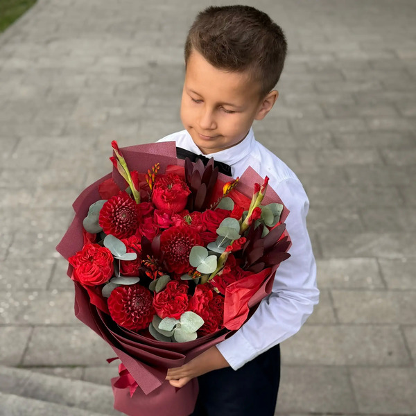 Букет с георгинами, розами и леукадендроном в Раменском