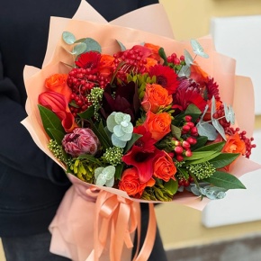 Букет "Красный закат" из калл, роз, калины, скиммии, гиперикума, сафари, гербер и капса в Раменском