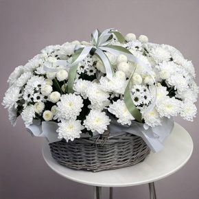 Композиция в корзине "Снежная лавина" из хризантем в Раменском