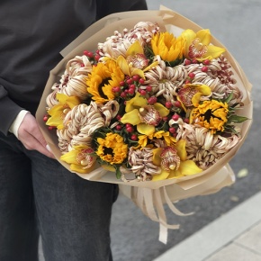 Букет "Биркин" из подсолнухов, орхидей, гиперикума, хризантем Виена в Раменском