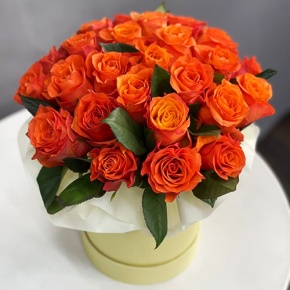 Композиция в шляпной коробке из 25 роз огненных роз в Раменском