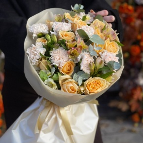 Букет "Пломбирный" из роз Аваланж, диантусов, альстромерий и эвкалипта в Раменском