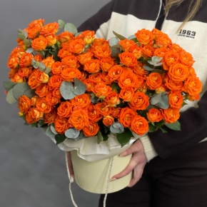 Композиция в шляпной коробке "Закат" из кустовых роз и эвкалипта в Раменском