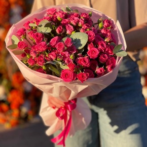 Букет из 15 кустовых малиновых роз и эвкалипта (40 см) в Раменском