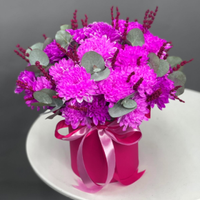 Композиция в шляпной коробке "Магия розового" из хризантем и лаванды в Раменском