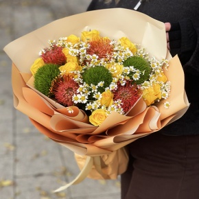 Букет "Зельда" из диантусов Lux, лимонных роз, лейко и ромашек в Раменском