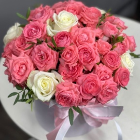 Композиция в шляпной коробке из белых и кустовых коралловых роз в Раменском