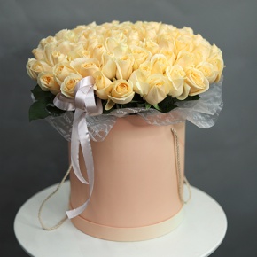Композиция в шляпной коробке из 101 кремовой розы в Раменском