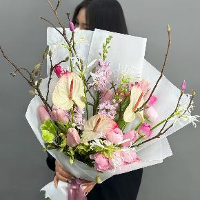 Авторский букет с антуриумами, ранункулюсами и цветущими ветками магнолии в Раменском