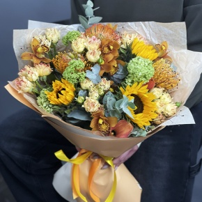 Букет "Сочиняй мечты" из подсолнухов, лейко, вибирнума, орхидей, калл, кустовых роз и талинума в Раменском