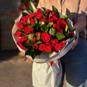 Букет "Всё возможно" из кустовых роз, скиммии, роз Эль Торо и рускуса в Раменском