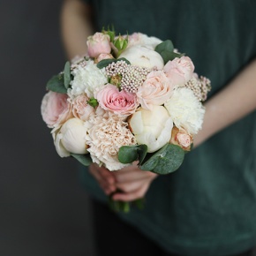 Свадебный букет диантусов, пионов, роз и озатамнуса в Раменском