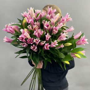 Букет из 17 розовых лилий в Раменском