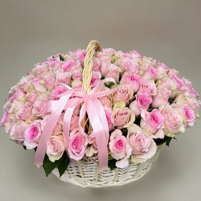 Композиция в корзине из 101 кенийской розы нежный микс (40 см) в Раменском