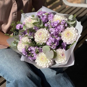 Букет "Совершенство" из георгин и ароматных маттиол в Раменском