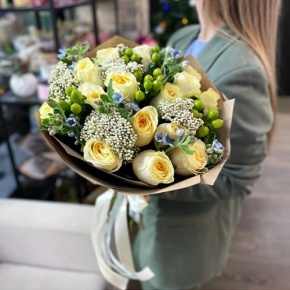 Букет "Мичиган" из пионовидных роз Баттеркап, озатамнуса, оксипеталума и гиперикума в Раменском