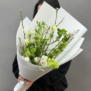 Белый букет с сиренью, ранункулюсами и тюльпанами в Раменском