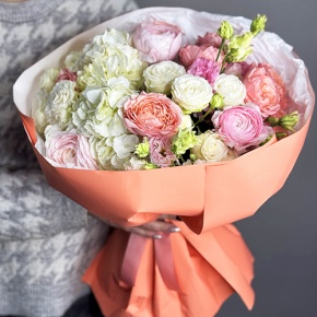 Букет "Мармеладка" из ранункулюсов, гортензии, эустомы и пионовидных роз в Раменском