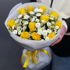 Букет "Синди" из лимонных роз, ромашек и хризантем сантини в Раменском