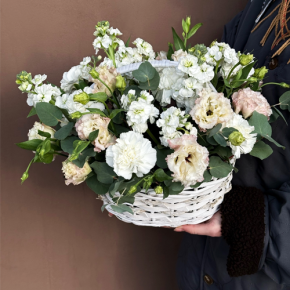 Композиция в корзине "Фея" из маттиол, диантусов, эустом и эвкалипта в Раменском