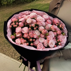 Букет из кустовых роз Бомбастик и гиперикума (50 см) в Раменском