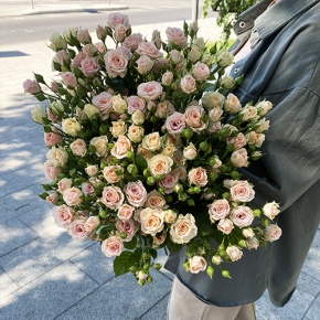 Букет из 31 кустовой розы микс (70 см) в Раменском