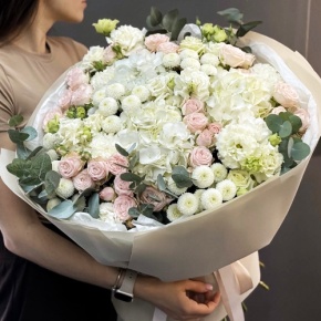 Букет "Пастелла" из кустовых пионовидных роз, Голландской Гортензии, эустомы, хризантемы Ньютон и эвкалипта в Раменском
