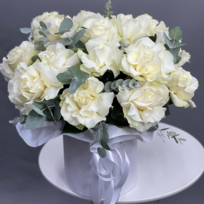 Композиция в шляпной коробке из роз Эквадор Мондиаль в Раменском