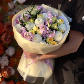 Букет "Секрет" из ароматных маттиол, диантусов, кустовых пионовидных роз и хризантем Момоко в Раменском