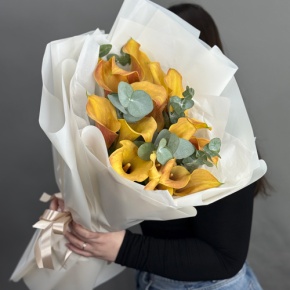 Букет из 17 оранжевых калл с эвкалиптом в Раменском