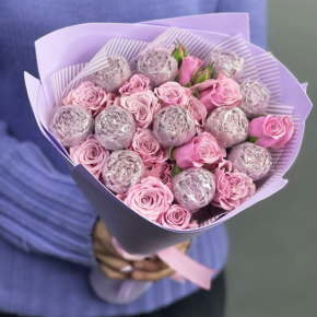 Букет из шоколадных пионов и кустовых роз в Раменском