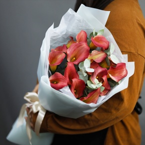 Букет из 17 нежных калл с эвкалиптом в Раменском