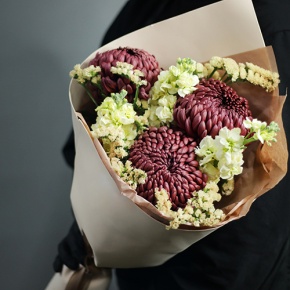 Букет "Корица" из хризантем Бигоуди, статицы и маттиол в Раменском