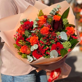 Букет "На заре" из роз, калины, скиммии, гиперикума, сафари, гербер и капса в Раменском
