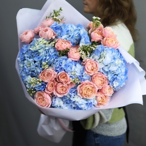 Букет "Тону в твоих глазах" из кустовых пионовидных роз Джульетта, хамелациума и гортензий в Раменском