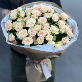 Нежный букет из 17 кремовых кустовых роз (60 см) в Раменском