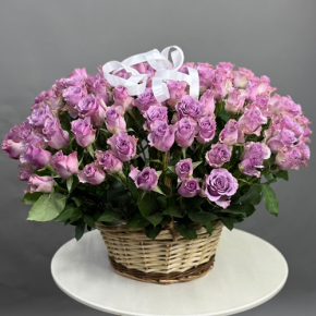 Композиция в корзине из 131 кенийской розы (40 см) в Раменском