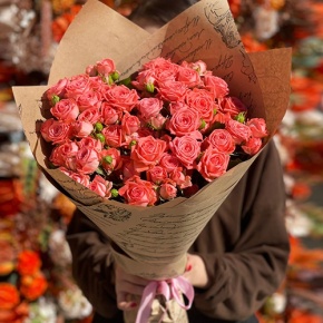 Букет из 15 кустовых коралловых роз (50 см) в Раменском
