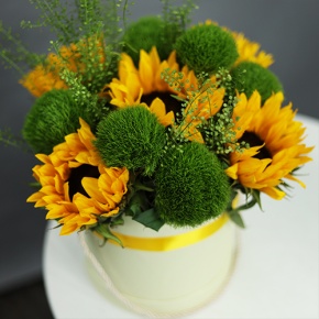 Композиция в шляпной коробке из подсолнухов и диантусов люкс в Раменском