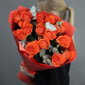Букет из 15 морковных роз с эвкалиптом (70 см) в Раменском
